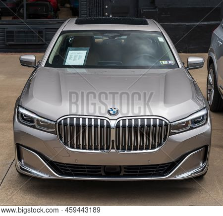 Pittsburgh, Pennsylvania, Usa August 7. 2022 A Used 2021 750i Xdrive Sedan Bmw For Sale At A Dealers