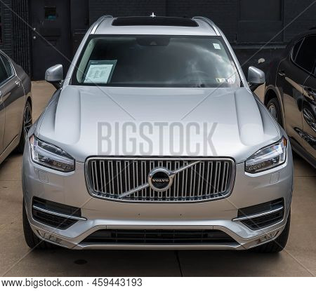 Xc90 T6 Inscription Suv For Sale At A Dealership On A Summer Day