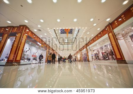 Moskva - NOV 4: Folk i shopping gallery for butiks- og underholdningscentret RIO på Dmitrovsky Hej