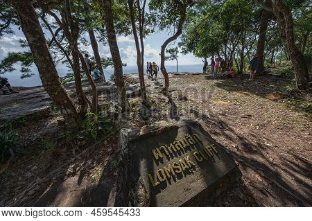 Loei.thailand-20.11. 2021:unacquainted People On  Lomsak Cliff Phu Kradueng Mountain National Park I