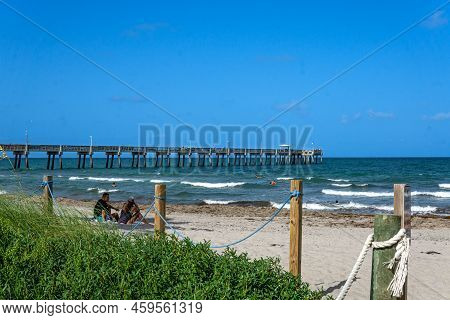 Dania Beach, Fl - Usa July 27, 2022 Landscape View Of Dania Beach Ocean Park Pier And Swimmers On Th