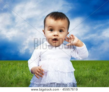 Menina sorridente de felicidade, ao ar livre