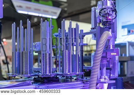 Steel Ring Or Metal Workpiece Arranged In Vertical Rows For Move To Deburring Station Process By Acc