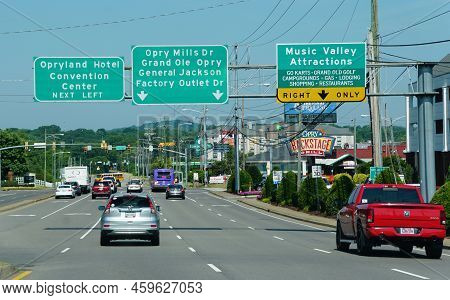 Nashville, Tennessee, U.s.a - June 23, 2022 - The Road Signs Into Opryland Hotel Convention Center, 