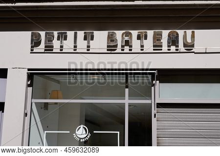 Bordeaux , Aquitaine  France - 08 08 2022 : Petit Bateau Logo Brand Small Boat Fashion Shop And Text