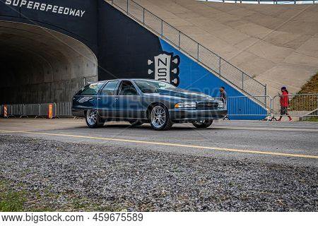 Lebanon, Tn - May 14, 2022: Wide Angle Front Corner View Of A Customized 1992 Chevrolet Caprice Wago