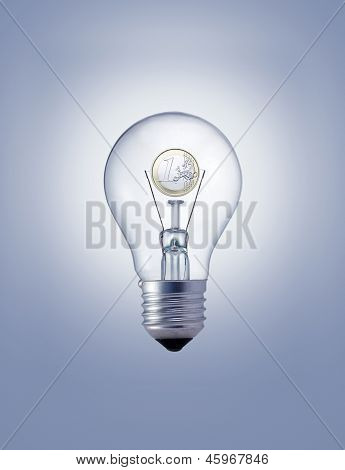 Gloeilamp met een euromunt