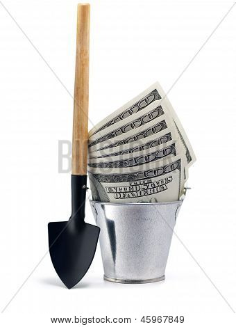 Emmer met Dollars en schop geïsoleerd op wit