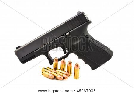Pistole und Munition.