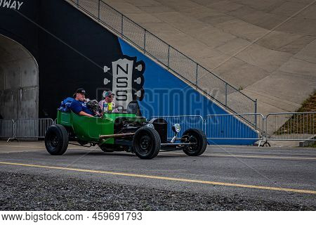 Lebanon, Tn - May 14, 2022: Wide Angle Front Corner View Of A Customized 1923 Ford Model T Street Ro