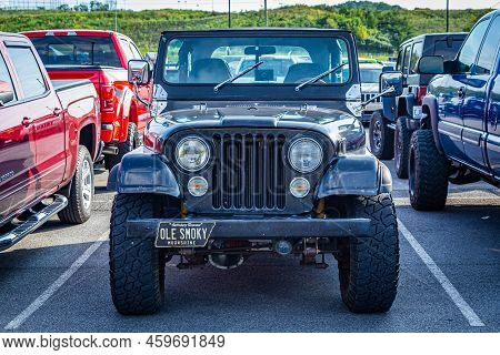 Pigeon Forge, Tn - August 25, 2017: Modified Off Road Jeep Cj7 Soft Top At A Local Enthusiast Rally.