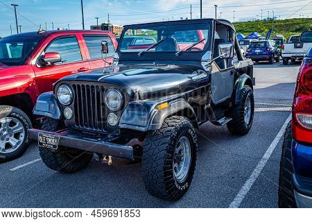 Pigeon Forge, Tn - August 25, 2017: Modified Off Road Jeep Cj7 Soft Top At A Local Enthusiast Rally.