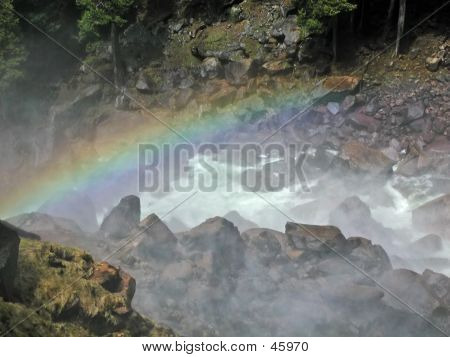 Радуга ниже весеннего водопад