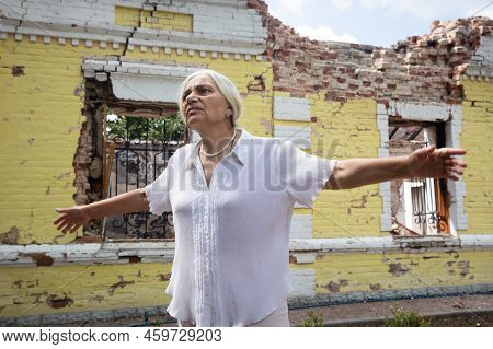 Kharkiv Reg, Ukraine - Jul. 30, 2022: An Employee Of Skovoroda Museum Tells How The House Of The Ukr