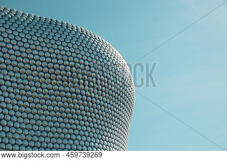 Birmingham, Uk - August 10, 2022. The Curves And Aluminium Discs Of The Selfridges Building At The B