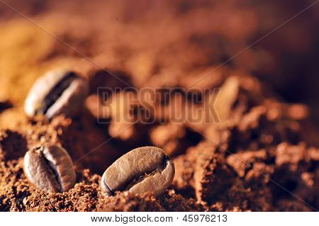 Makro-Kaffeebohnen und gemahlenen Kaffee