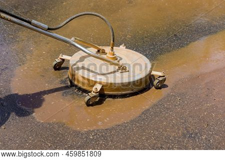 Usually Used Machine For The Road Flusher Is Equipped With A High Pressure Pump And A Special Flushi