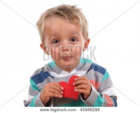 Kleine jongen een Valentijnsdag hart die heeft hij houden
