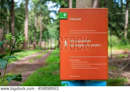 Stroe, Gelderland, The Netherlands, 07 12 2022 - Sign Of A Walking Trail Through The Woods Of The Ve