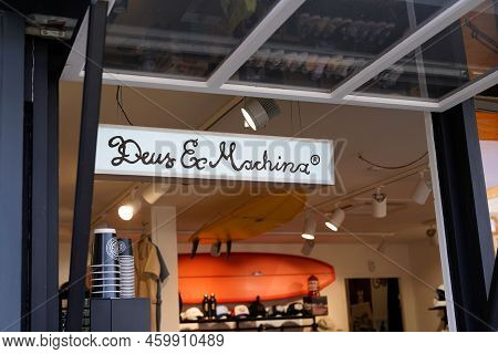 Bordeaux , Aquitaine  France - 08 08 2022 : Deus Ex Machina Logo Text And Brand Sign Facade Coffee S