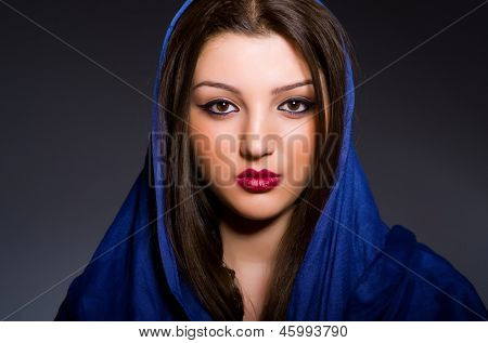 Mulher muçulmana, com véu no conceito de moda