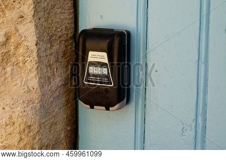 Bordeaux , Aquitaine  France - 08 15 2022 : Master Lock Light Up Dials Logo Brand And Text Sign On K