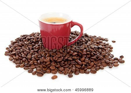 Coffee Mug Surrounded Bij Beans