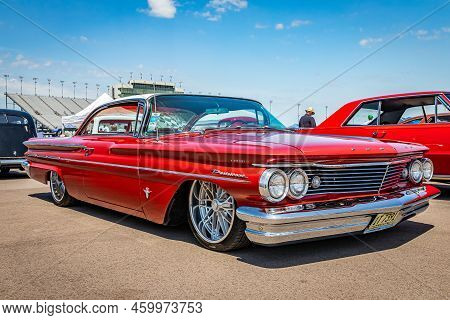 Lebanon, Tn - May 13, 2022: Low Perspective Front Corner View Of A 1960 Pontiac Parisienne Hardtop C