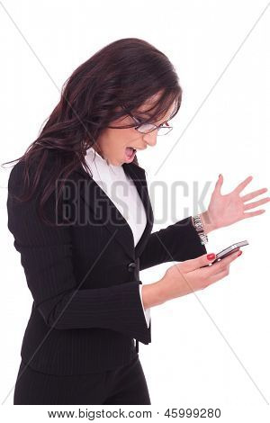 若いビジネス女性彼女の携帯電話を見て怒っている行動。白い背景の上
