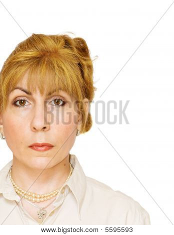 Retrato de uma mulher adulta em branco