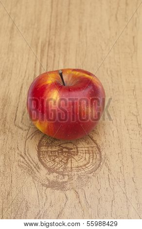 Rote reifer Apfel auf einem Holztisch