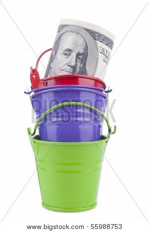 Stapeln von Eimern und von Dollar innerlich.