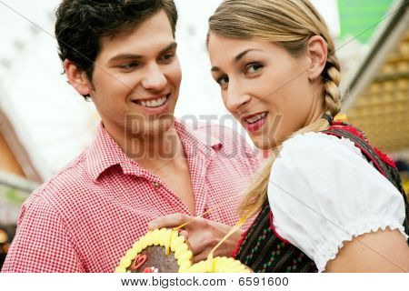 Couple avec coeur de pain d'épice