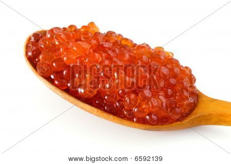Caviar de salmão em uma colher de madeira