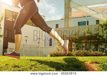 Running woman in the aoutdoor . half body photo detail