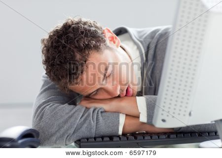 Genç işadamı, masanın üstüne uyku