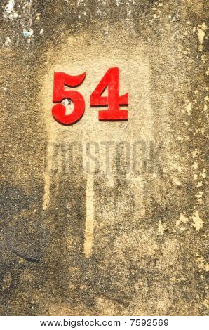 Número de Fiftyfour pau velho muro