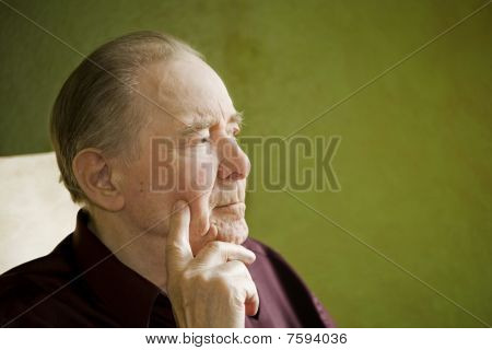älterer Mann in Schaukelstuhl Blick Sonnen-Fenster