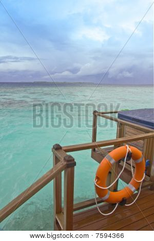 Kind on ocean on forward Ð¿Ð»Ð°Ð½Ðµ-saving circle on water villa