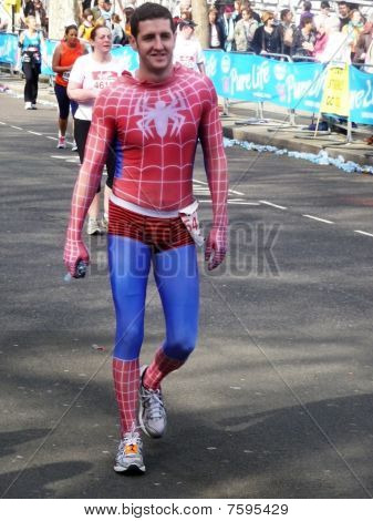 Divertido corredores na maratona de Londres, 25 de abril de 2010