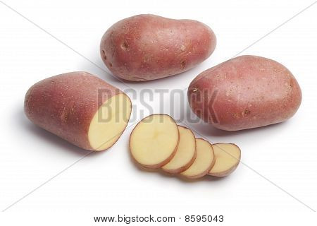 Batatas de Roseval inteiras e fatiadas