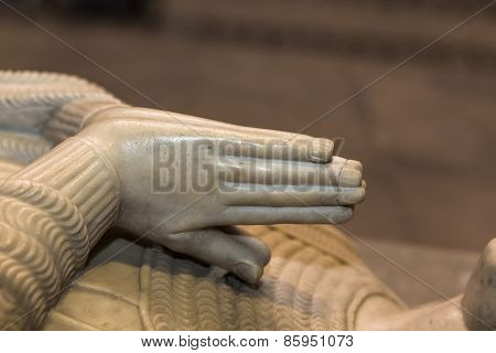 Recumbent statue of  king Robert II le pieux,  in basilica of saint-denis