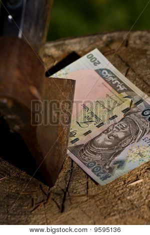Een Naira bankbiljet wezen snijden met een bijl