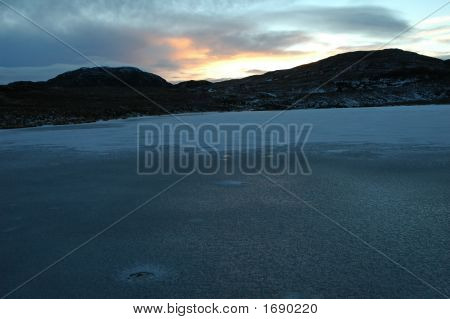 Tramonto sulle montagne delle Highlands della Scozia
