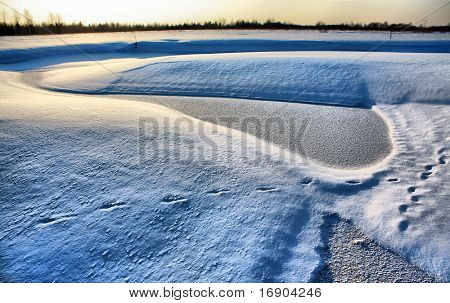 pieni joki lumi-kentässä. HDR
