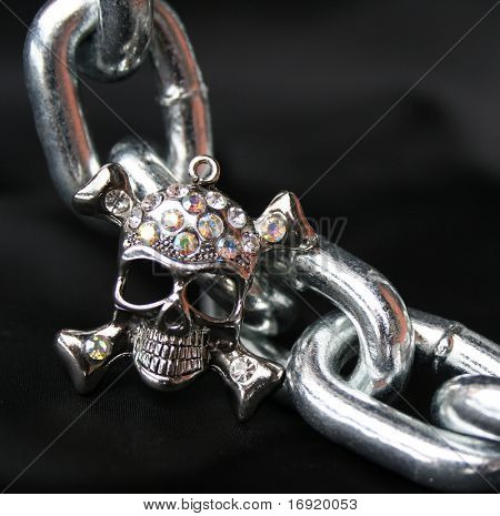 Silber Schädel und eine Silberkette