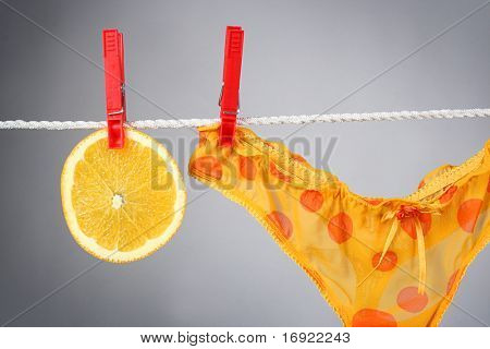 naranja y colgar en el tendedero de ropa interior