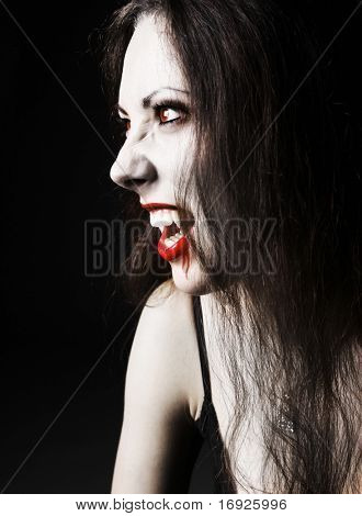 portret seksowny wampir dziewczyna na czarnym tle