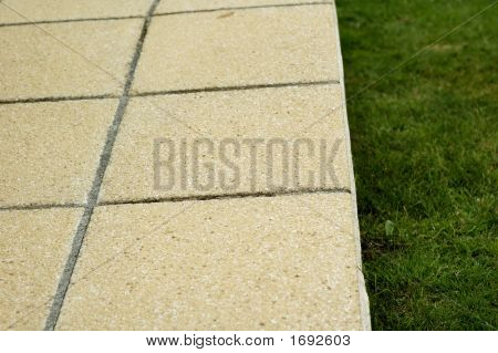 Patio nauhat nurmikon puolella abstrakti kuva näyttää puhtaalle alueelle Puutarha ja Patio.