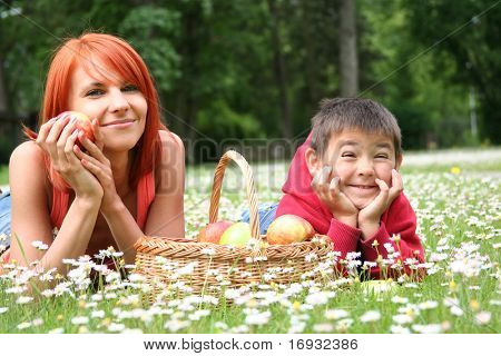 familia joven feliz relajante en un prado